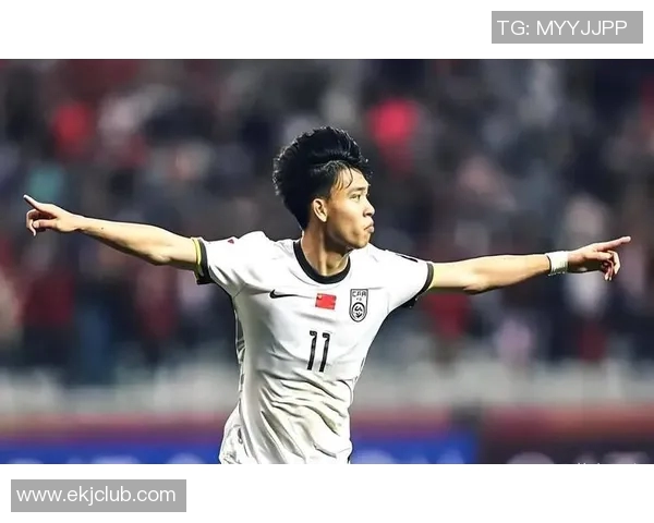 年轻足球新星崛起 打破纪录展现非凡天赋成为未来球场的璀璨之星