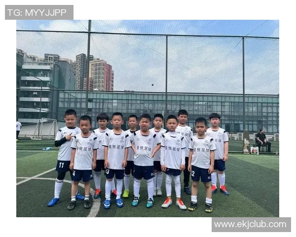 甜蜜足球情侣日常分享知名球星赛场外的浪漫瞬间